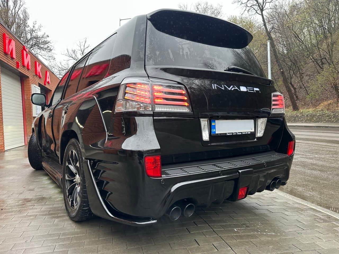 Lexus LX 570 з обвісом Invader