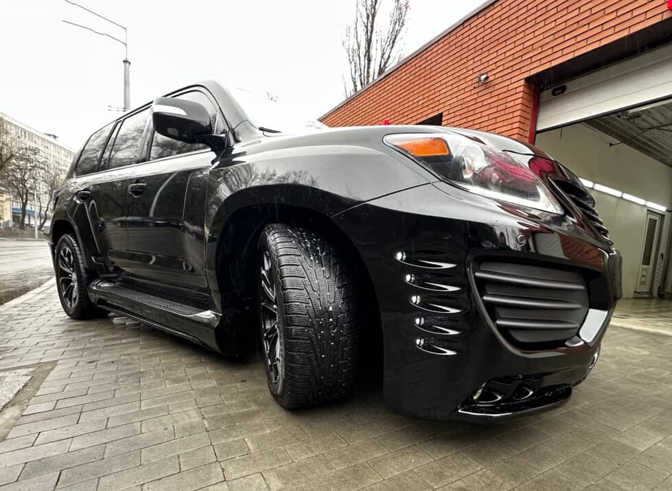 Lexus LX 570 з обвісом Invader